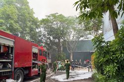 Kịp thời khống chế vụ ch&aacute;y kho h&agrave;ng tại C&ocirc;ng ty Urenco 9, Phường Đ&ocirc;ng Ngạc, TP. H&agrave; Nội
