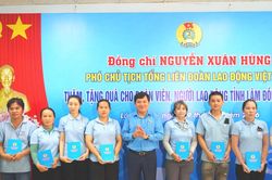 Tổng Liên đoàn Lao động Việt Nam tặng quà cho đoàn viên, người lao động khó khăn Lâm Đồng