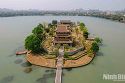 Ch&ugrave;a B&aacute;t Long - Dấu ấn t&acirc;m linh giữa hồ N&uacute;i Lớ