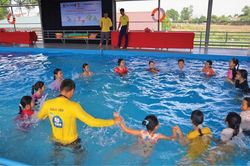 Nỗ lực dạy bơi miễn phí