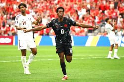 World Cup 2026: Canada vùi dập Qatar 6-0 trong cơn mưa thẻ phạt