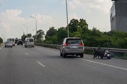 Ô tô cắt ngang hai làn đường ép xe máy không kịp trở tay