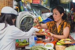 Chợ truyền thống nhộn nhịp trong ngày Tết Đoan Ngọ