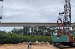 Lao lắp những dầm cầu đầu ti&ecirc;n tại dự &aacute;n ho&agrave;n thiện hầm Thần Vũ tr&ecirc;n cao tốc Bắc - Nam