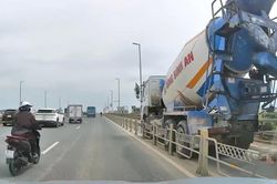 Xe bồn va chạm xe m&aacute;y tr&ecirc;n đường dẫn cầu Nhật T&acirc;n, một người tử vong