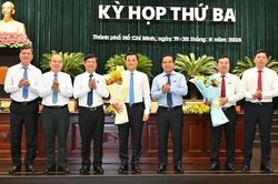 TP.HCM miễn nhiệm nhiều l&atilde;nh đạo để thực hiện c&ocirc;ng t&aacute;c c&aacute;n bộ
