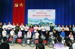 Gần 2,4 tỷ đồng hỗ trợ trẻ em kh&oacute; khăn tại Phi&ecirc;n chợ 0 đồng, L&agrave;o Cai