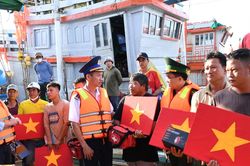 V&ugrave;ng Cảnh s&aacute;t biển 3 đồng h&agrave;nh c&ugrave;ng ngư d&acirc;n vươn khơi b&aacute;m biển