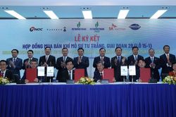 Petrovietnam ký hai hợp đồng khai thác dầu khí mới