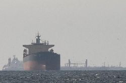 Hơn 12 triệu thùng dầu vượt eo biển Hormuz chỉ trong một đêm