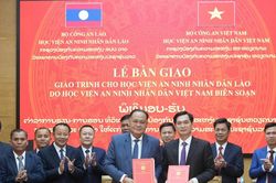 Học viện ANND b&agrave;n giao gi&aacute;o tr&igrave;nh cho Học viện ANND L&agrave;o
