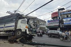 Xe tải chở 12 tấn c&agrave; ph&ecirc; tự tr&ocirc;i, t&ocirc;ng g&atilde;y trụ điện trung thế