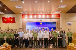 Lực lượng C&ocirc;ng an nh&acirc;n d&acirc;n v&agrave; b&aacute;o ch&iacute; phối hợp đấu tranh chống th&ocirc;ng tin sai lệch
