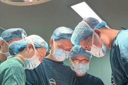 Giải thoát 'mai rùa' đeo đẳng cho cậu bé 7 tuổi