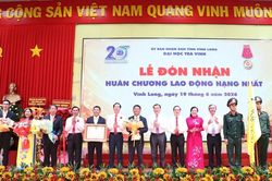 Đại học Tr&agrave; Vinh đ&oacute;n nhận Hu&acirc;n chương Lao động hạng Nhất