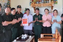 Khám bệnh, cấp thuốc miễn phí cho người dân đặc khu Cô Tô