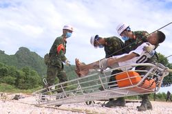 Diễn tập thực binh n&acirc;ng cao năng lực ứng ph&oacute; khẩn cấp về y tế