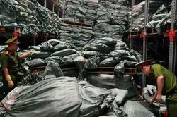 Triệt ph&aacute; đường d&acirc;y bu&ocirc;n lậu h&agrave;ng ngh&igrave;n tấn ch&acirc;n g&agrave; nấm mốc