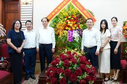 Trưởng Ban Tuy&ecirc;n gi&aacute;o v&agrave; D&acirc;n vận Th&agrave;nh ủy ch&uacute;c mừng c&aacute;c cơ quan b&aacute;o ch&iacute;