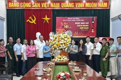 Phường Nùng Trí Cao chúc mừng Báo và Phát thanh, Truyền hình Cao Bằng nhân kỷ niệm 101 năm Ngày Báo chí cách mạng Việt Nam