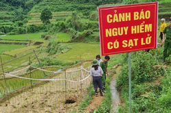 Khảo sát hiện trường hố sụt karst tại xóm Tổng Ngà, xã Nguyên Bình
