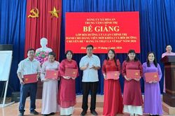 39 học vi&ecirc;n ho&agrave;n th&agrave;nh lớp bồi dưỡng l&yacute; luận ch&iacute;nh trị cho đảng vi&ecirc;n mới