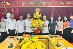Thường trực Tỉnh ủy gặp mặt, ch&uacute;c mừng Ban Tuy&ecirc;n gi&aacute;o v&agrave; D&acirc;n vận Tỉnh ủy nh&acirc;n Ng&agrave;y B&aacute;o ch&iacute; c&aacute;ch mạng Việt Nam 21/6