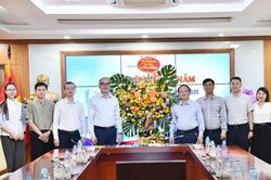 Phó Tổng Kiểm toán nhà nước Bùi Quốc Dũng chúc mừng các cơ quan thông tấn, báo chí