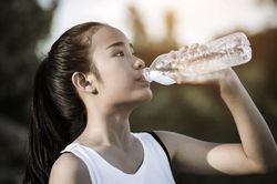 Tưởng là thói quen bình thường, kiểu uống nước này lại bị xếp vào nhóm gây hại sức khỏe