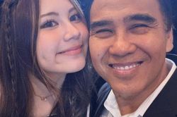 Quyền Linh nghẹn ng&agrave;o trong lễ tốt nghiệp con g&aacute;i &uacute;t: Khoảnh khắc 'tan chảy' mạng x&atilde; hội