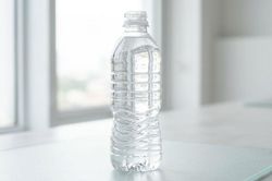 V&igrave; sao hầu hết chai nước nhựa đều c&oacute; g&acirc;n nổi? C&ocirc;ng dụng thực sự khiến nhiều người bất ngờ