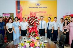 Chủ tịch UBND th&agrave;nh phố Huế thăm v&agrave; ch&uacute;c mừng c&aacute;c cơ quan b&aacute;o ch&iacute; nh&acirc;n ng&agrave;y 21/6