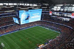 Đặc sản World Cup kiểu Mỹ: Nghỉ uống nước, kiếm bộn tiền quảng c&aacute;o
