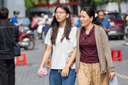 Phụ huynh sốt sắng giữ chỗ trường tư, 'nín thở' chờ kết quả vào lớp 10 công lập