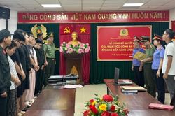 Khởi tố 7 kẻ chiếm đoạt hơn 5,5 tỷ đồng từ thẻ thanh to&aacute;n quốc tế
