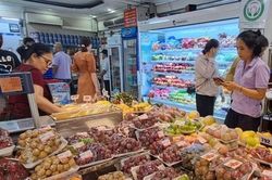 Chợ H&agrave; Nội nhộn nhịp trong ng&agrave;y Tết Đoan Ngọ