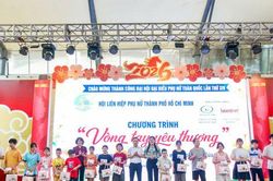 Trao qu&agrave; cho 50 trẻ em c&oacute; ho&agrave;n cảnh kh&oacute; khăn của phường Cửa Nam
