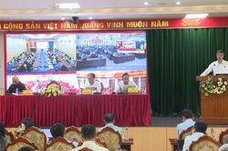 Cử tri x&atilde; Đ&ocirc;ng Anh kiến nghị th&agrave;nh phố sớm xử l&yacute; &ocirc; nhiễm m&ocirc;i trường tr&ecirc;n s&ocirc;ng