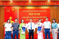 UBND phường Thanh Liệt c&ocirc;ng bố v&agrave; trao quyết định về c&ocirc;ng t&aacute;c c&aacute;n bộ