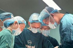 Mang khối u khổng lồ như 'mai r&ugrave;a' suốt 7 năm, b&eacute; trai lần đầu đứng thẳng