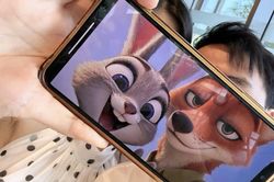 Bạn trai Ý Nhi gây chú ý sau 9 năm hẹn hò