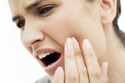 Người đ&agrave;n &ocirc;ng 39 tuổi ti&ecirc;u xương h&agrave;m, mất răng v&igrave; kh&ocirc;ng nhổ răng kh&ocirc;n mọc lệch