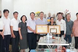 Trao bằng khen cho cá nhân, gia đình có nghĩa cử hiến tạng cứu người