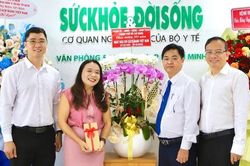 Đo&agrave;n đại biểu TPHCM thăm, ch&uacute;c mừng B&aacute;o Sức khỏe v&agrave; Đời sống