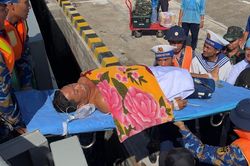 Hiến máu cứu ngư dân giữa Trường Sa, tàu Hải quân đưa bệnh nhân vào bờ an toàn