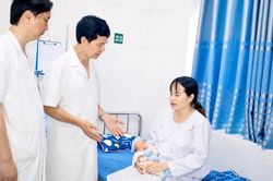 Đang d&ugrave;ng thuốc chống đ&ocirc;ng, sản phụ bất ngờ vỡ ối ở tuần 39