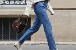 4 kiểu gi&agrave;y lu&ocirc;n hợp với quần jeans ống đứng, kiểu cuối c&ugrave;ng ai cũng n&ecirc;n c&oacute;