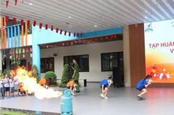 Trên 1.000 học sinh và thầy cô trải nghiệm kỹ năng thoát nạn