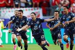 Chỉ với 10 người, Paraguay vẫn khiến Thổ Nhĩ Kỳ không có điểm