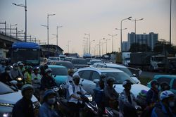 CSGT hướng dẫn lộ tr&igrave;nh di chuyển, tr&aacute;nh &ugrave;n tắc ở cửa ng&otilde; đi Đồng Nai